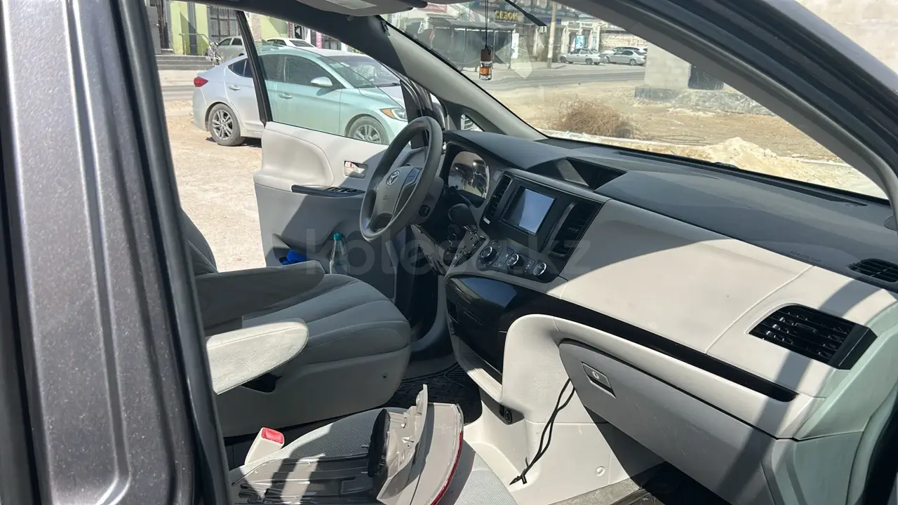 Toyota Sienna, 2012