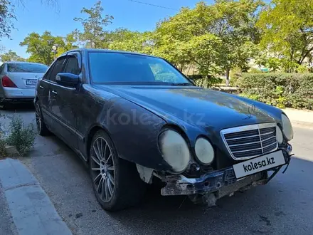 Mercedes-Benz E 320 2000 года за 2 500 000 тг. в Актау – фото 2