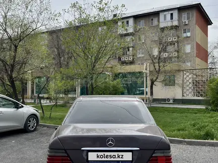 Mercedes-Benz E 220 1993 года за 2 200 000 тг. в Тараз – фото 6