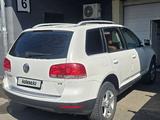 Volkswagen Touareg 2004 года за 4 950 000 тг. в Алматы – фото 2