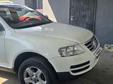 Volkswagen Touareg 2004 года за 4 950 000 тг. в Алматы – фото 3