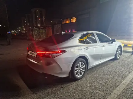 Toyota Camry 2018 года за 11 111 000 тг. в Астана – фото 2