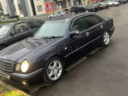 Mercedes-Benz E 320 1998 года за 3 300 000 тг. в Алматы – фото 5