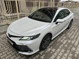 Toyota Camry 2022 года за 15 500 000 тг. в Уральск – фото 2