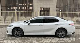 Toyota Camry 2022 года за 15 500 000 тг. в Уральск – фото 4