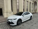 Toyota Camry 2022 года за 15 500 000 тг. в Уральск – фото 2