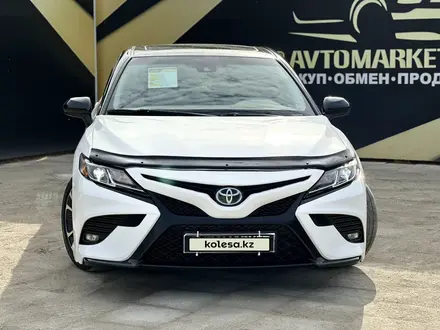 Toyota Camry 2020 года за 10 850 000 тг. в Атырау – фото 2