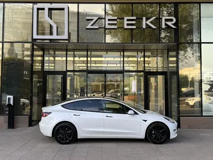 Tesla Model 3 2022 года за 10 990 000 тг. в Алматы – фото 3