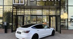 Tesla Model 3 2022 года за 10 990 000 тг. в Алматы – фото 4