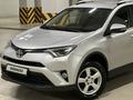 Toyota RAV4 2015 годаүшін10 800 000 тг. в Астана