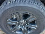 Комплект диски с шинами,Bridgestone (Бриджстоун) 265/65/17 за 430 000 тг. в Актау – фото 2