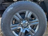 Комплект диски с шинами,Bridgestone (Бриджстоун) 265/65/17 за 430 000 тг. в Актау