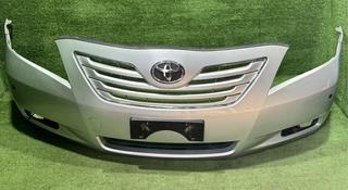 Оригинальный бампер на Toyota Camry 40 за 145 000 тг. в Алматы