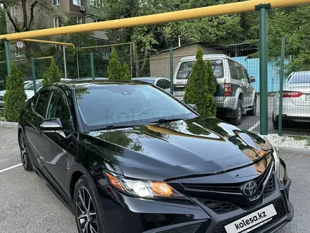 Toyota Camry 2021 года за 14 800 000 тг. в Алматы