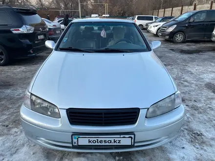 Toyota Camry 2000 года за 3 850 000 тг. в Алматы – фото 2