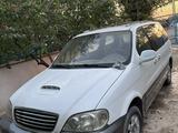 Kia Carnival 2001 года за 1 200 000 тг. в Шымкент – фото 2