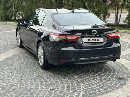 Toyota Camry 2018 года за 13 500 000 тг. в Алматы – фото 2