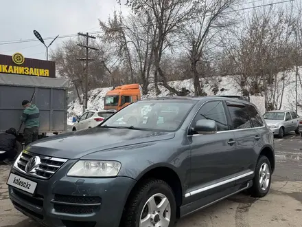 Volkswagen Touareg 2005 года за 4 400 000 тг. в Алматы – фото 2