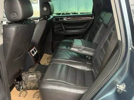 Volkswagen Touareg 2005 года за 4 400 000 тг. в Алматы – фото 11