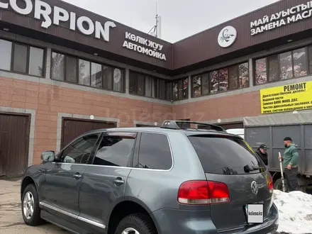 Volkswagen Touareg 2005 года за 4 400 000 тг. в Алматы – фото 3