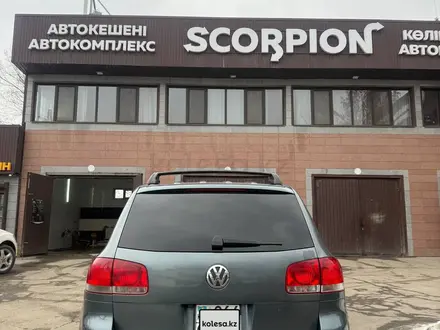 Volkswagen Touareg 2005 года за 4 400 000 тг. в Алматы – фото 5