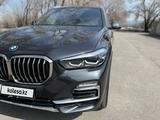 BMW X5 2022 года за 38 400 000 тг. в Алматы – фото 3
