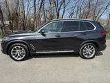 BMW X5 2022 года за 38 400 000 тг. в Алматы – фото 5