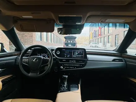 Lexus ES 300h 2022 года за 21 000 000 тг. в Алматы – фото 4