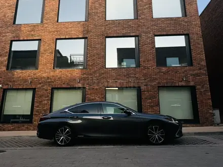 Lexus ES 300h 2022 года за 21 000 000 тг. в Алматы – фото 3