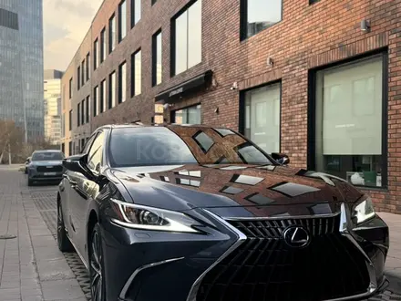 Lexus ES 300h 2022 года за 21 000 000 тг. в Алматы