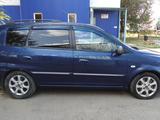 Kia Carens 2004 года за 2 500 000 тг. в Актобе – фото 2