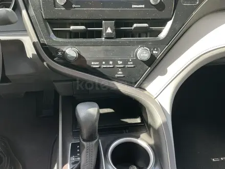Toyota Camry 2022 года за 14 900 000 тг. в Костанай – фото 12