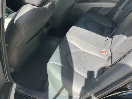 Toyota Camry 2022 года за 14 900 000 тг. в Костанай – фото 14