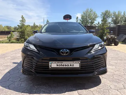 Toyota Camry 2022 года за 14 900 000 тг. в Костанай – фото 2