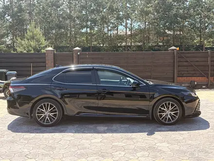 Toyota Camry 2022 года за 14 900 000 тг. в Костанай – фото 5