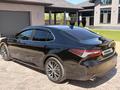 Toyota Camry 2022 года за 14 900 000 тг. в Костанай – фото 7