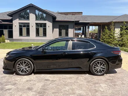 Toyota Camry 2022 года за 14 900 000 тг. в Костанай – фото 8