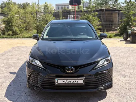 Toyota Camry 2022 года за 14 900 000 тг. в Костанай – фото 9
