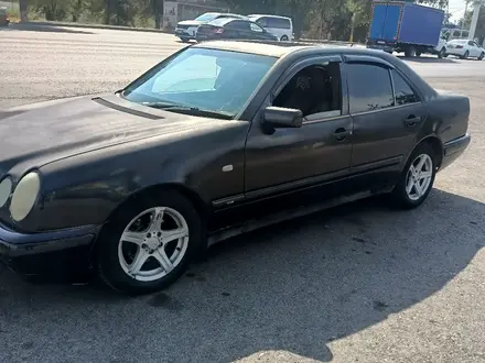 Mercedes-Benz E 230 1997 года за 1 700 000 тг. в Тараз – фото 4