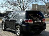 Toyota Fortuner 2006 года за 8 060 000 тг. в Караганда – фото 2