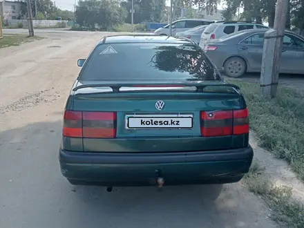 Volkswagen Passat 1996 года за 1 300 000 тг. в Актобе – фото 4