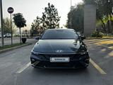 Hyundai Elantra 2023 года за 7 390 000 тг. в Алматы – фото 2