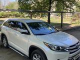 Toyota Highlander 2015 года за 14 555 555 тг. в Уральск – фото 3