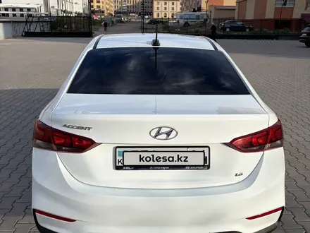 Hyundai Accent 2019 года за 7 500 000 тг. в Актобе – фото 4