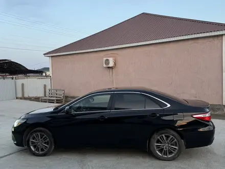 Toyota Camry 2015 года за 6 300 000 тг. в Атырау – фото 2