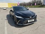 Toyota Camry 2021 года за 16 300 000 тг. в Алматы – фото 3