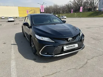 Toyota Camry 2021 года за 16 500 000 тг. в Алматы – фото 3