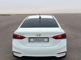 Hyundai Solaris 2019 года за 6 000 000 тг. в Жанаозен – фото 4