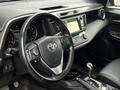 Toyota RAV4 2017 года за 10 400 000 тг. в Актобе – фото 15