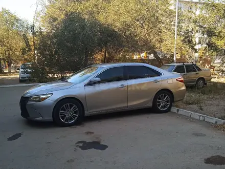 Toyota Camry 2015 года за 7 500 000 тг. в Актобе – фото 3